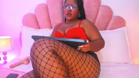 Snapshot of mommy_huge_ass chatting on July 4, 10:16 pm Victoria online show from July 4, 10:16 pm