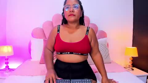Snapshot of mommy_huge_ass chatting on July 6, 7:38 pm Victoria online show from July 6, 7:38 pm