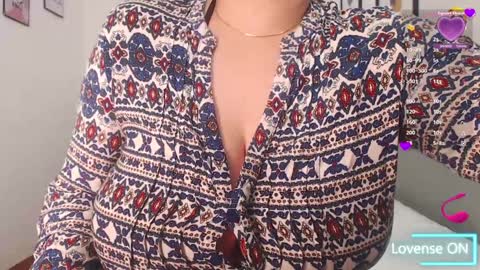 Snapshot of mommyissuess_ chatting on February 6, 8:02 pm Daphne  online show from February 6, 8:02 pm