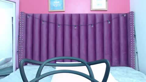 Snapshot of mommyissuess_ chatting on February 15, 6:02 am Daphne  online show from February 15, 6:02 am