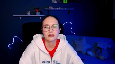 Snapshot of mona_cloud chatting on March 5, 12:44 pm Mona online show from March 5, 12:44 pm