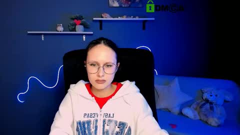 Snapshot of mona_cloud chatting on March 5, 4:02 pm Mona online show from March 5, 4:02 pm