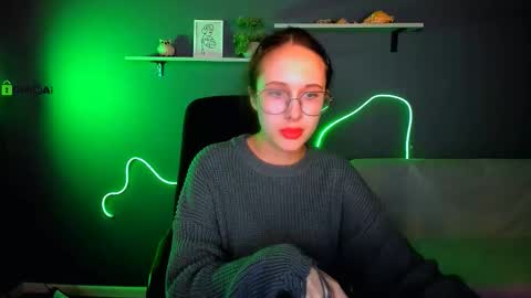 Snapshot of mona_cloud chatting on October 16, 8:10 pm Mona online show from October 16, 8:10 pm