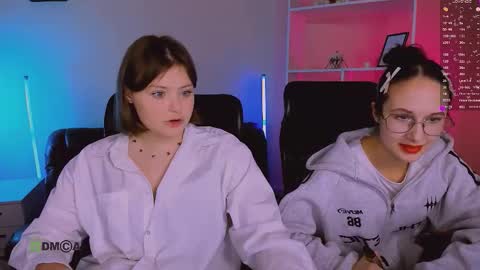 Snapshot of mona_cloud chatting on November 26, 8:32 pm Mona online show from November 26, 8:32 pm