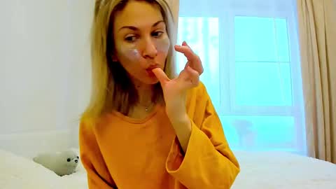 Snapshot of mona_cruz chatting on March 3, 5:31 am Mona online show from March 3, 5:31 am