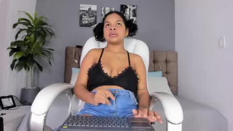 Snapshot of monica_robles_ chatting on April 7, 8:09 pm monica_robles_ online show from April 7, 8:09 pm