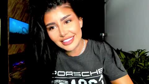 Snapshot of moniqueeass chatting on December 13, 6:05 pm Alessia online show from December 13, 6:05 pm