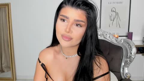 Snapshot of moniqueeass chatting on February 17, 8:59 pm Alessia online show from February 17, 8:59 pm