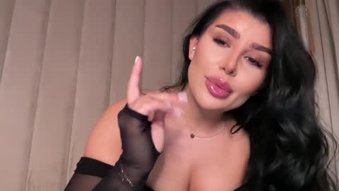 Snapshot of moniqueeass chatting on February 25, 10:30 pm Alessia online show from February 25, 10:30 pm