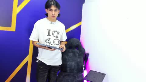 monky_0002 online show from July 12, 4:36 am