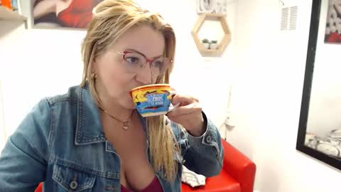 Snapshot of monserrat_diva chatting on February 5, 9:19 pm monserrat_diva online show from February 5, 9:19 pm