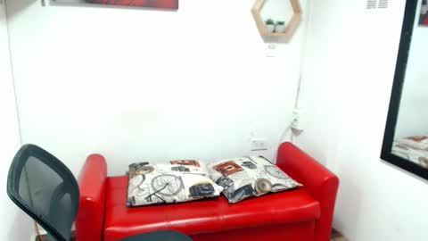 Snapshot of monserrat_diva chatting on February 12, 10:27 pm monserrat_diva online show from February 12, 10:27 pm