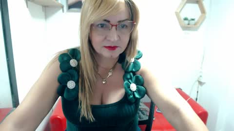 Snapshot of monserrat_diva chatting on April 21, 9:50 pm monserrat_diva online show from April 21, 9:50 pm