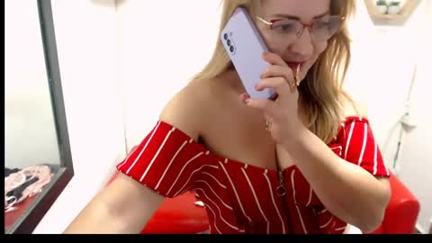 Snapshot of monserrat_diva chatting on May 16, 12:51 am monserrat_diva online show from May 16, 12:51 am