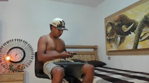 Snapshot of monsoon_the_best chatting on May 10, 3:01 am monsoon_the_best online show from May 10, 3:01 am