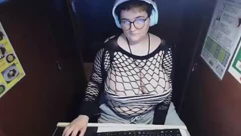 Snapshot of moojay00 chatting on December 22, 11:11 am Moo Jay online show from December 22, 11:11 am