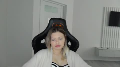 moon_lili online show from March 22, 12:30 pm