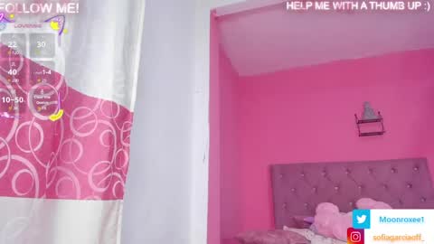 Snapshot of moon_roxee chatting on March 10, 11:10 pm moon_roxee online show from March 10, 11:10 pm