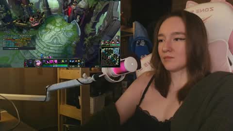 Snapshot of moonlish_siren chatting on May 30, 9:56 pm Katrin online show from May 30, 9:56 pm