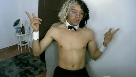 Snapshot of morenox_luxe chatting on December 17, 6:14 pm Danny online show from December 17, 6:14 pm