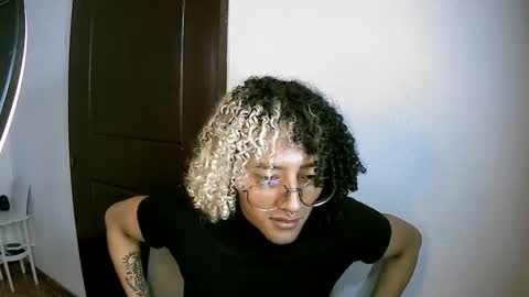 Snapshot of morenox_luxe chatting on December 19, 3:08 pm Danny online show from December 19, 3:08 pm