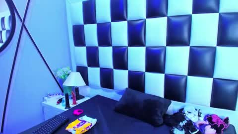 morganasmit_ online show from December 19, 2:13 pm