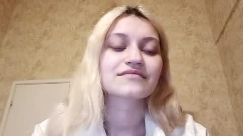 Snapshot of morgankesey chatting on March 28, 6:40 pm Eva is here now help me get 50 thumbs up pls online show from March 28, 6:40 pm