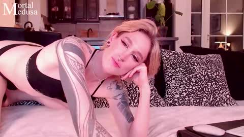 Snapshot of mortalmedusa chatting on November 21, 12:43 am Medusa the Snake Goddess online show from November 21, 12:43 am