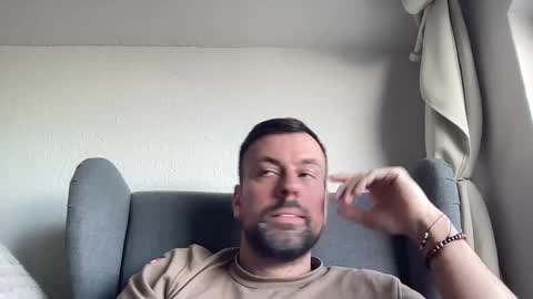 Snapshot of morty87geil chatting on March 12, 3:29 pm morty87geil online show from March 12, 3:29 pm