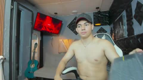 Snapshot of mr_mois chatting on April 6, 6:36 am mr_mois online show from April 6, 6:36 am
