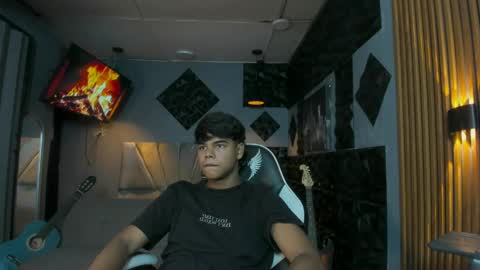 Snapshot of mr_mois chatting on April 9, 6:41 am mr_mois online show from April 9, 6:41 am