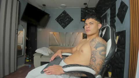 Snapshot of mr_mois chatting on April 18, 10:41 am mr_mois online show from April 18, 10:41 am