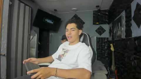 Snapshot of mr_mois chatting on April 20, 9:34 am mr_mois online show from April 20, 9:34 am