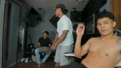 Snapshot of mr_mois chatting on April 23, 5:08 am mr_mois online show from April 23, 5:08 am