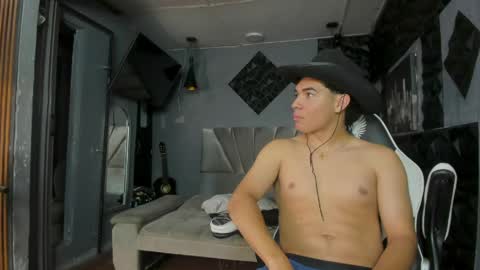 Snapshot of mr_mois chatting on April 26, 10:02 am mr_mois online show from April 26, 10:02 am