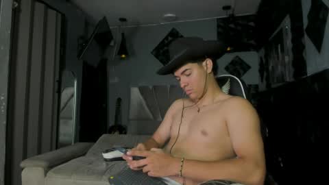 Snapshot of mr_mois chatting on May 8, 5:13 am mr_mois online show from May 8, 5:13 am