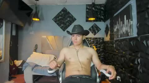 Snapshot of mr_mois chatting on May 13, 3:15 am mr_mois online show from May 13, 3:15 am