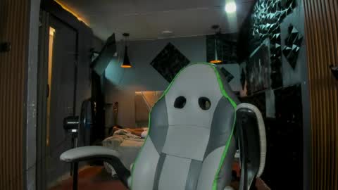 Snapshot of mr_mois chatting on June 6, 9:47 am mr_mois online show from June 6, 9:47 am