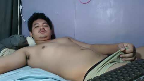 Snapshot of mr_olivercummerx chatting on May 18, 4:07 am mr_olivercummerx online show from May 18, 4:07 am