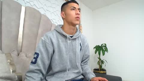 Snapshot of mr_porn_9 chatting on June 1, 12:29 pm Mr Porn online show from June 1, 12:29 pm