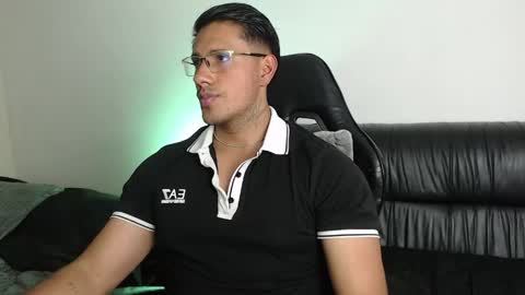 Snapshot of mr_real_aaron chatting on May 14, 5:14 am AARON online show from May 14, 5:14 am