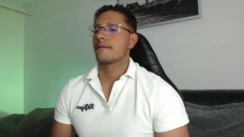 Snapshot of mr_real_aaron chatting on May 16, 3:58 am AARON online show from May 16, 3:58 am
