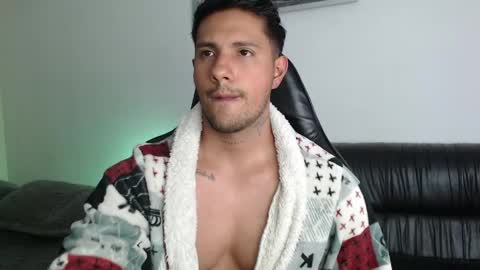 Snapshot of mr_real_aaron chatting on May 19, 3:57 am AARON online show from May 19, 3:57 am