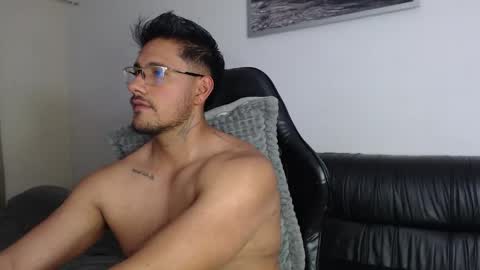 Snapshot of mr_real_aaron chatting on May 29, 6:22 am AARON online show from May 29, 6:22 am