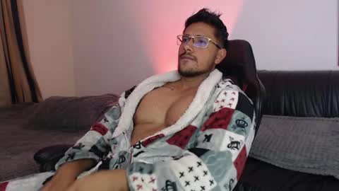 Snapshot of mr_real_aaron chatting on June 4, 9:26 am AARON online show from June 4, 9:26 am