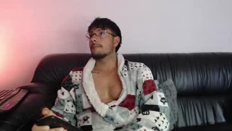 Snapshot of mr_real_aaron chatting on June 29, 9:04 am AARON online show from June 29, 9:04 am