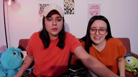 Snapshot of mrbuu_ chatting on April 29, 1:43 am Laura online show from April 29, 1:43 am