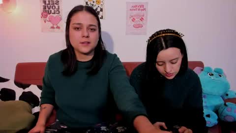 Snapshot of mrbuu_ chatting on May 19, 1:56 am Laura online show from May 19, 1:56 am