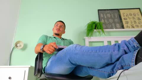 Snapshot of mrfox__ chatting on November 20, 11:37 pm Mr Fox online show from November 20, 11:37 pm