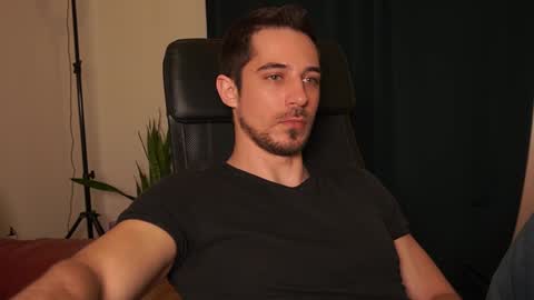 Snapshot of mrgreeneyes01 chatting on February 11, 8:19 am juan luis online show from February 11, 8:19 am